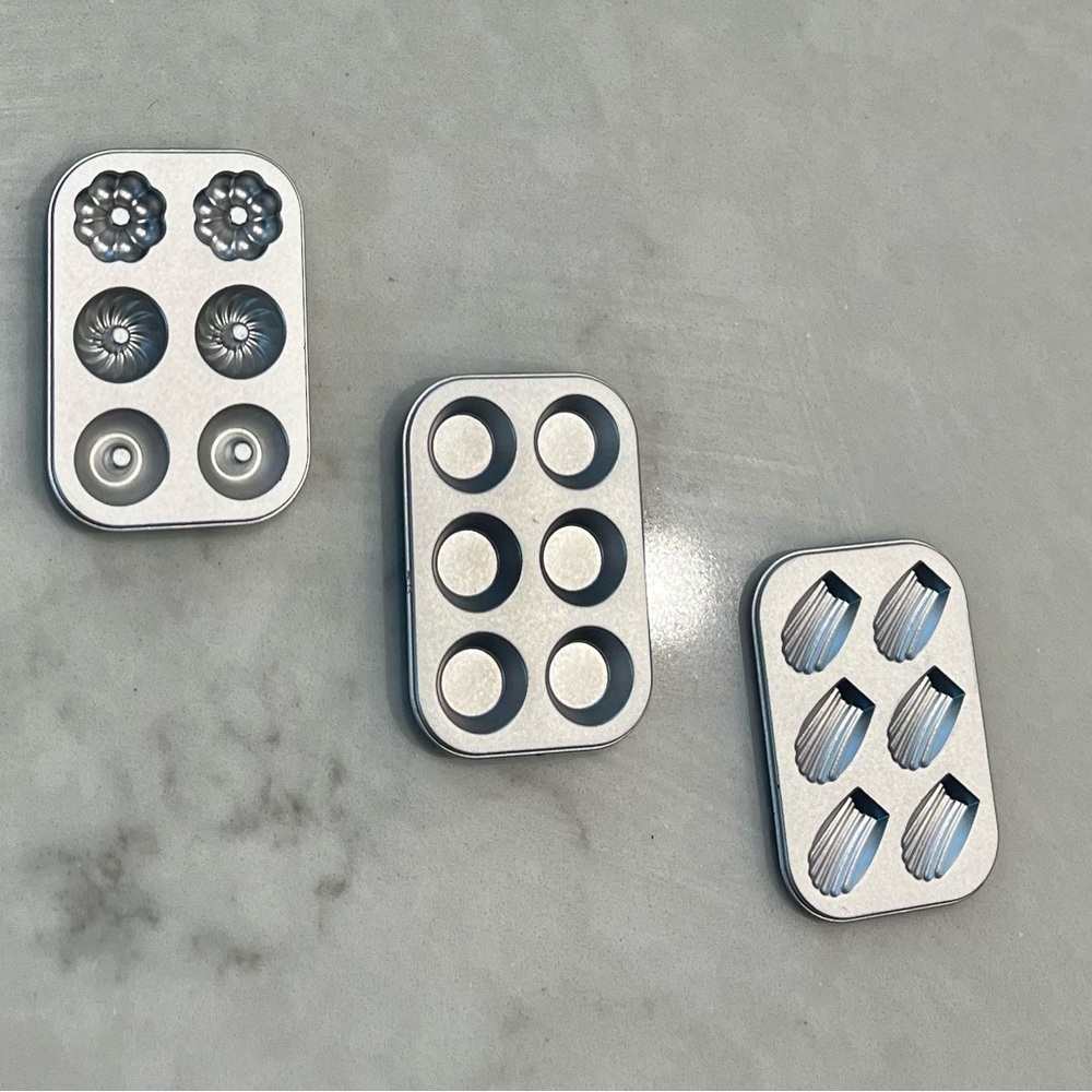 New Barbie Size bakeware set of 3. dishes  accessories
